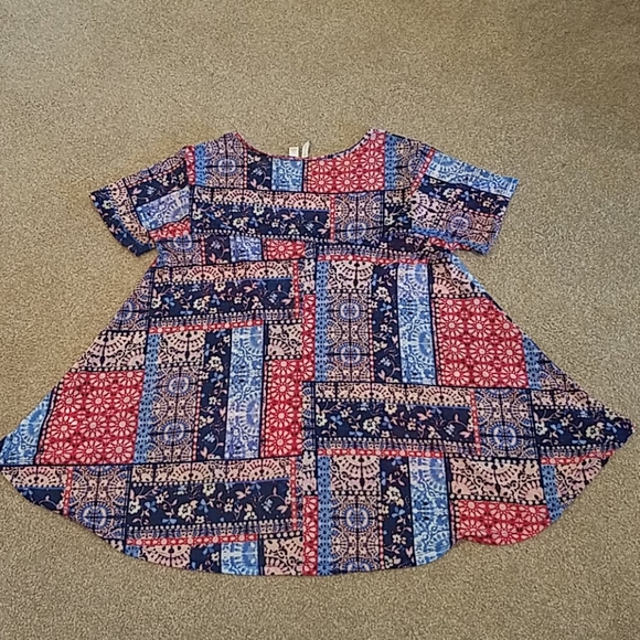 Translucent block pattern top - Picture 4 of 5